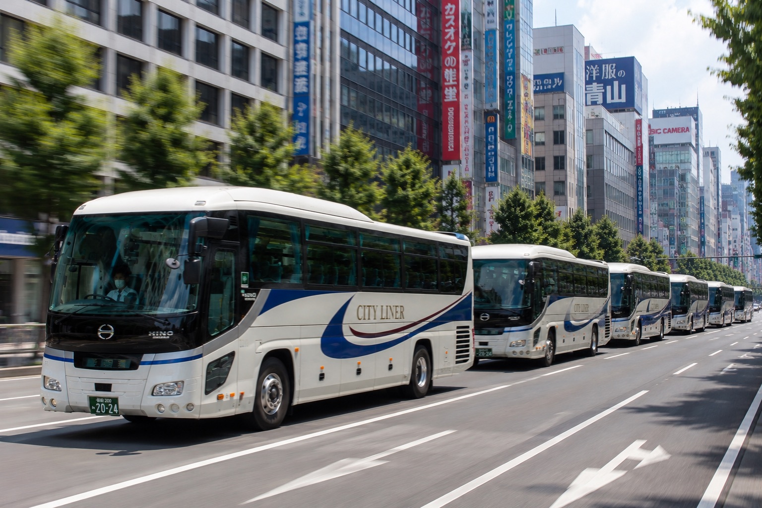 整列した青空交通のバス車両