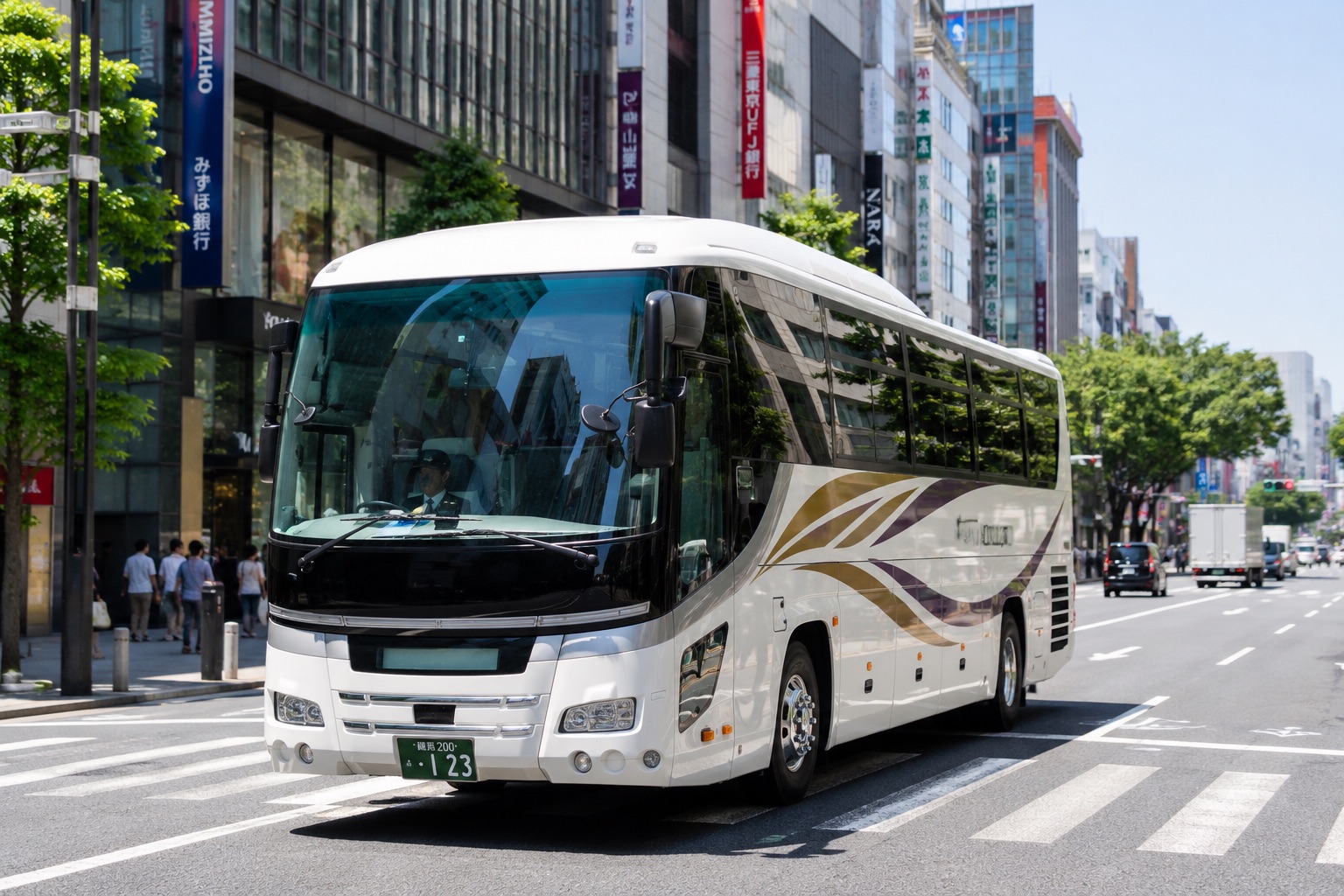 都市を走る観光バス